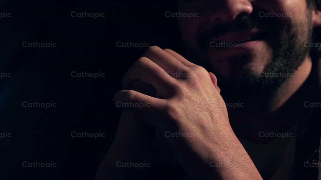 Pastor adorando a Jesus - Banco de vídeos católicos - Fotografía por Almures Studio