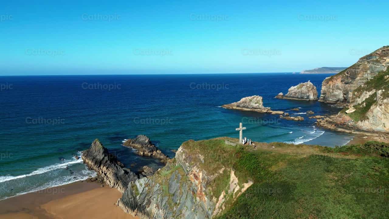Cruz en lo alto del acantilado, Isla Deva - Banco de vídeos católicos - Fotografía por Santiago de la Hoz