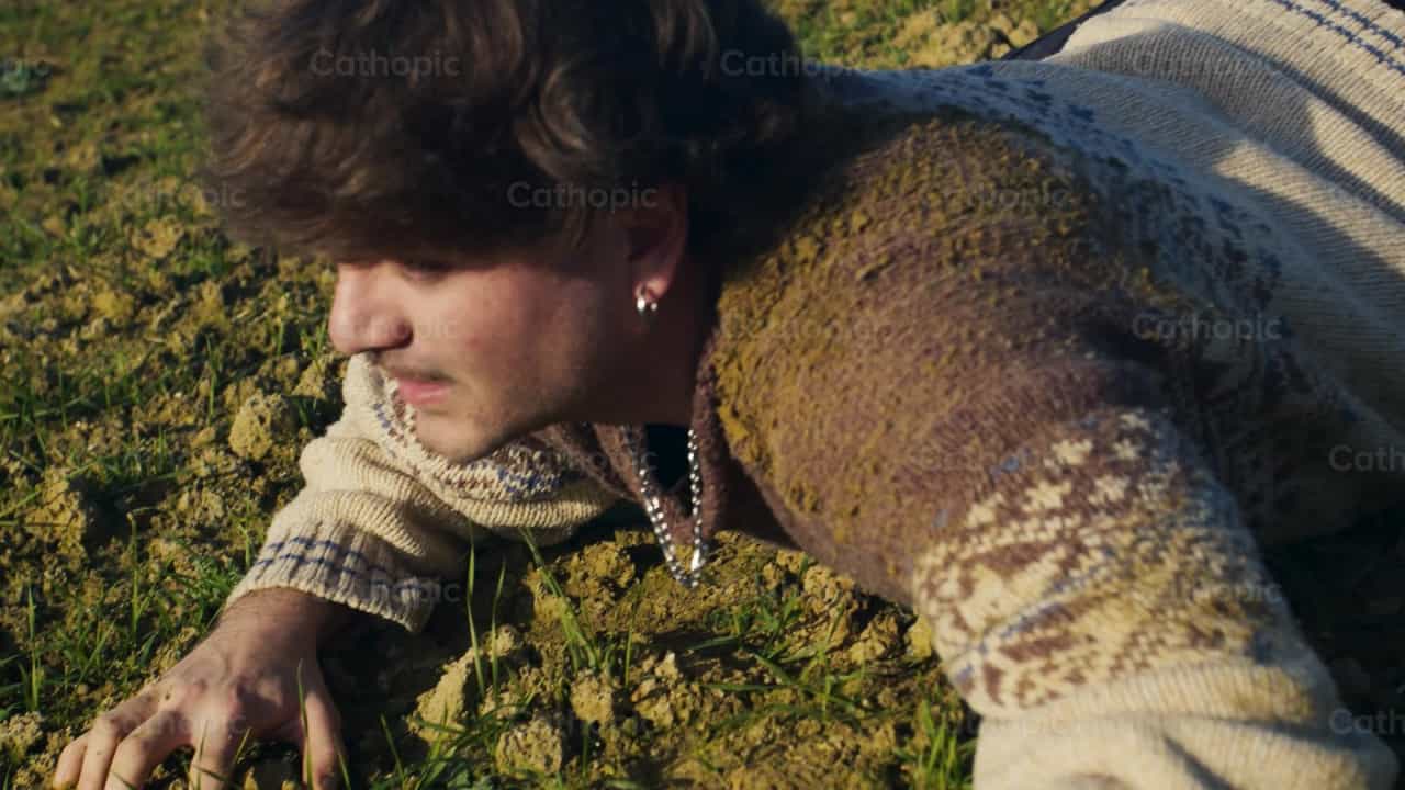 Joven lucha por su libertad - Banco de vídeos católicos - Fotografía por Almures Studio