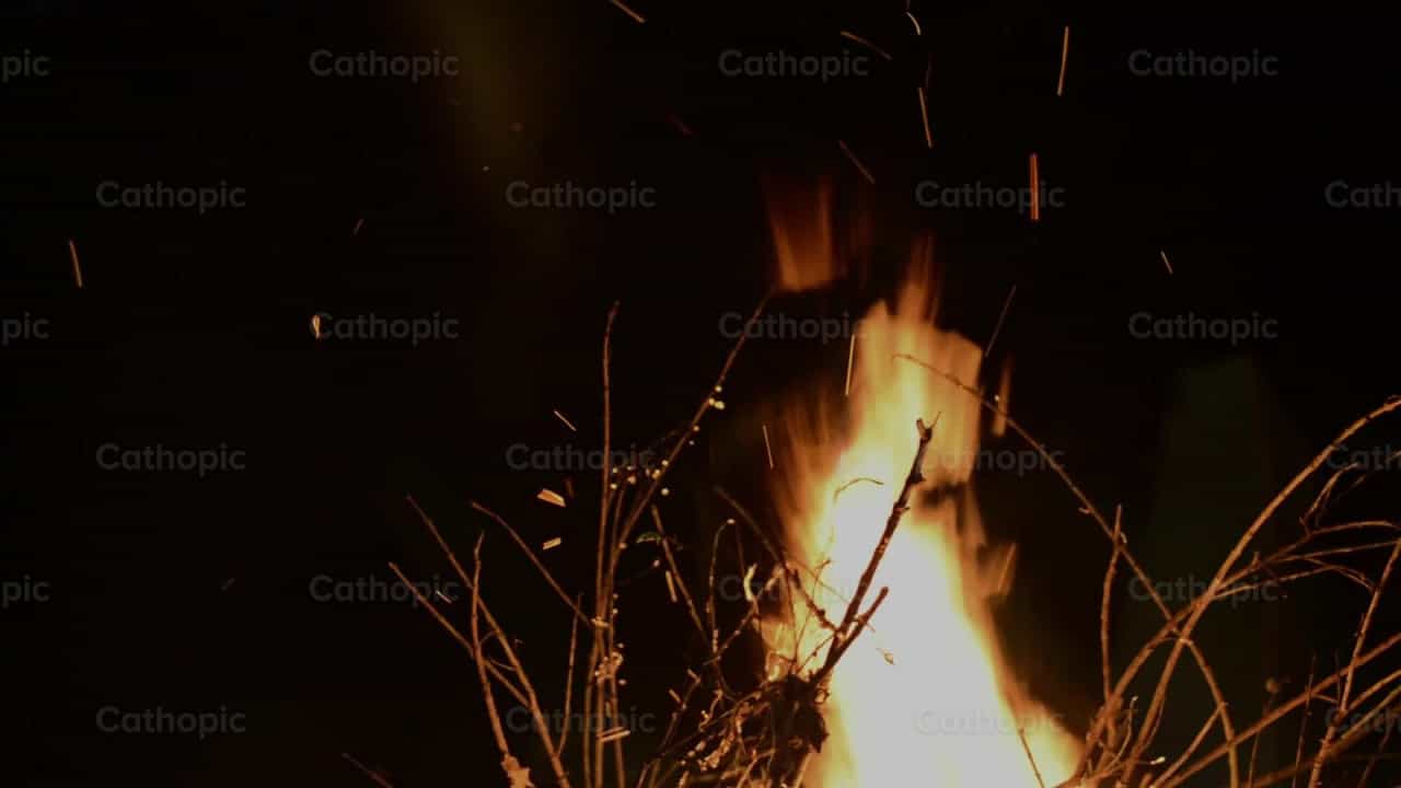 Fuego - Banco de vídeos católicos - Fotografía por Carolina BR