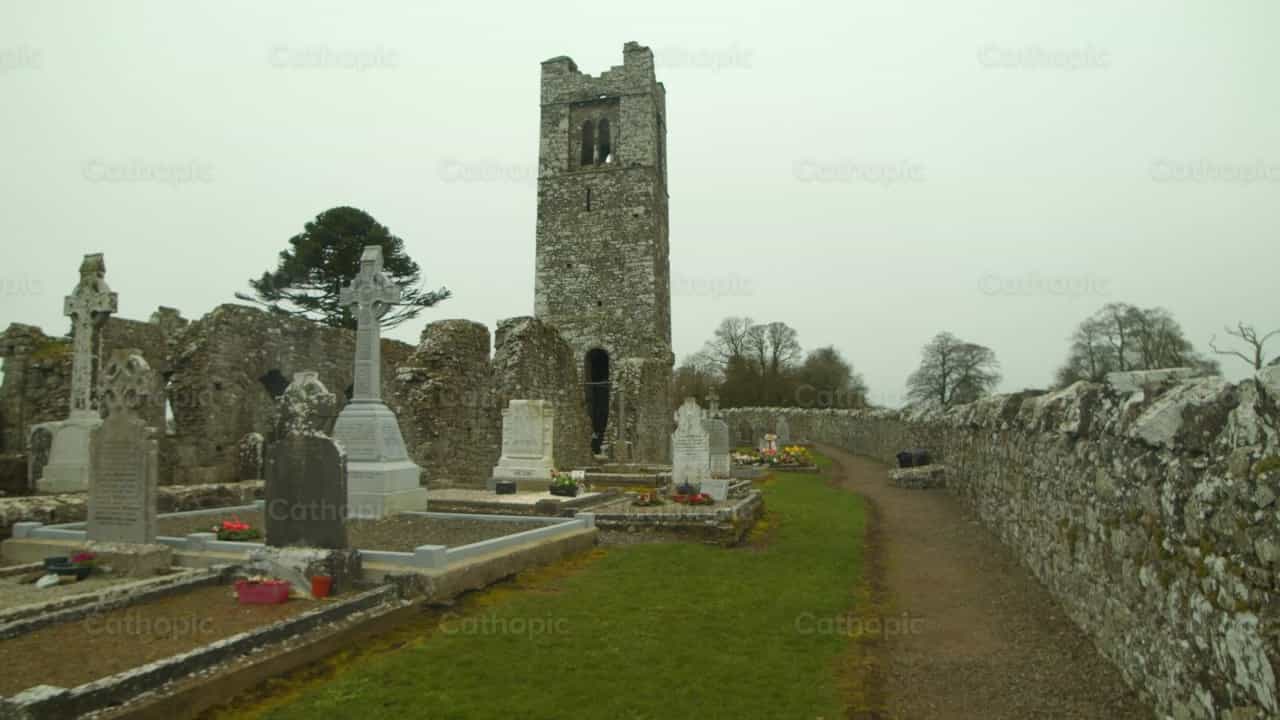 Cementerio de iglesias de Irlanda - Torre de piedra - Banco de vídeos católicos