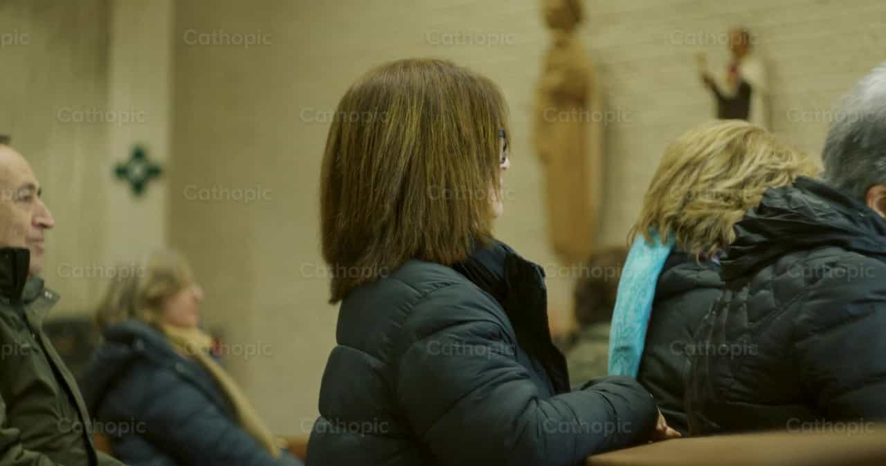 Mujer arrodillada - Banco de vídeos católicos - Fotografía por Almures Studio