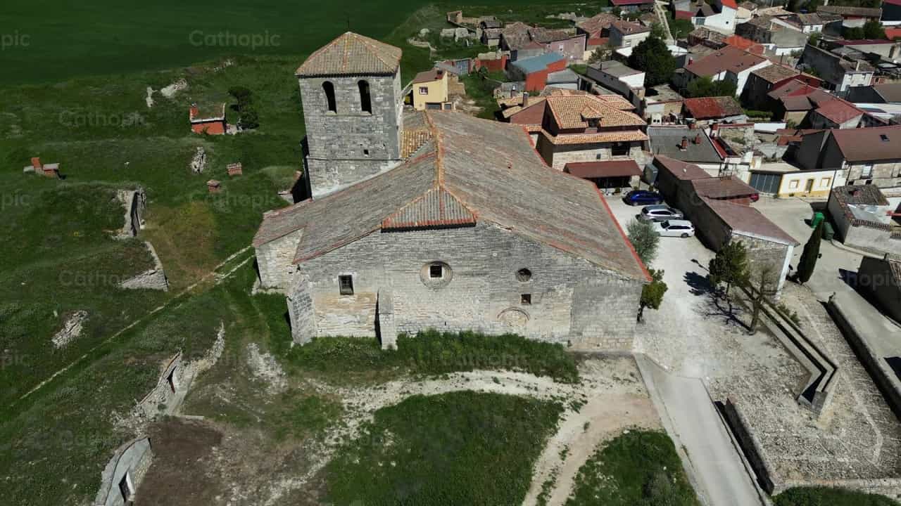 Antigua iglesia en la montaña - Banco de vídeos católicos