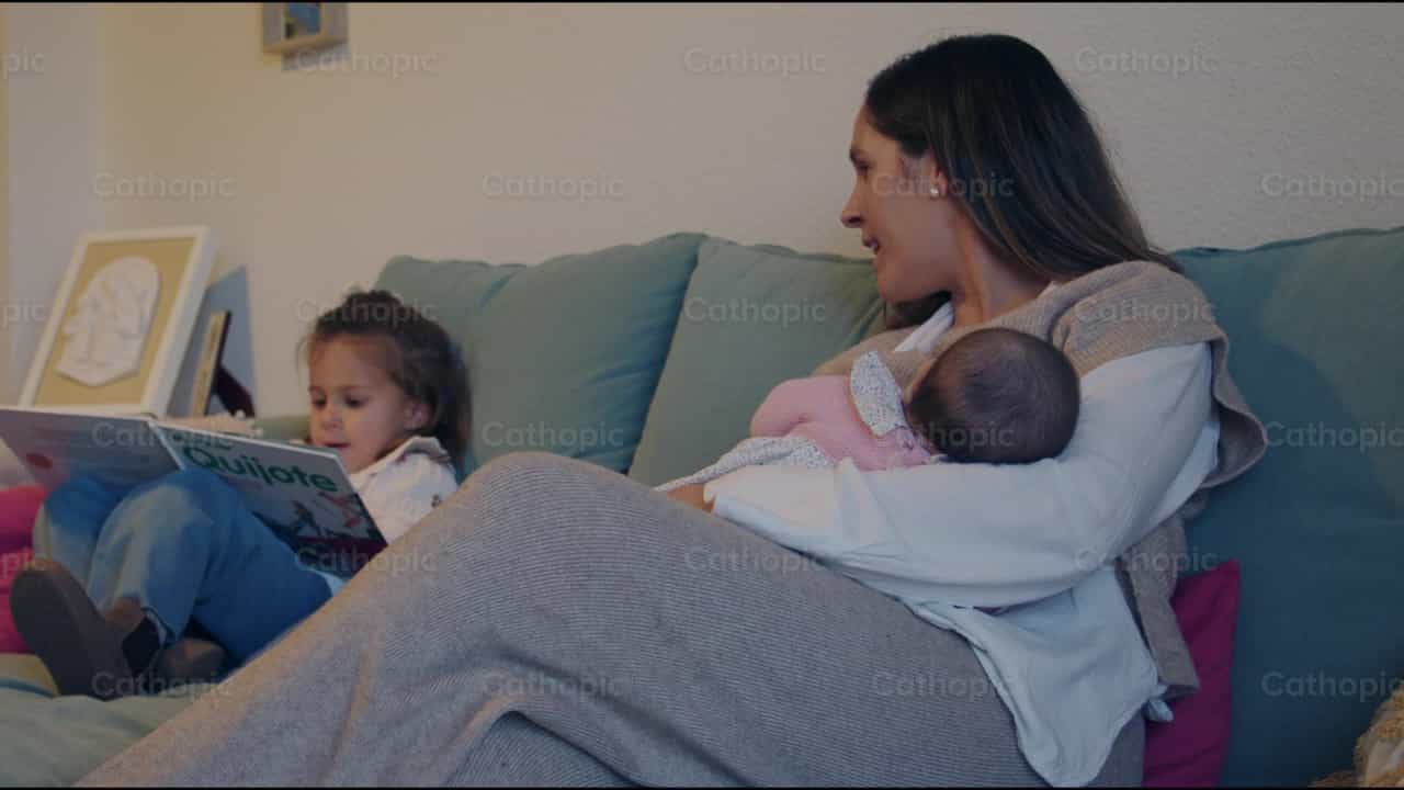 Madre e hija leyendo un libro - Banco de vídeos católicos
