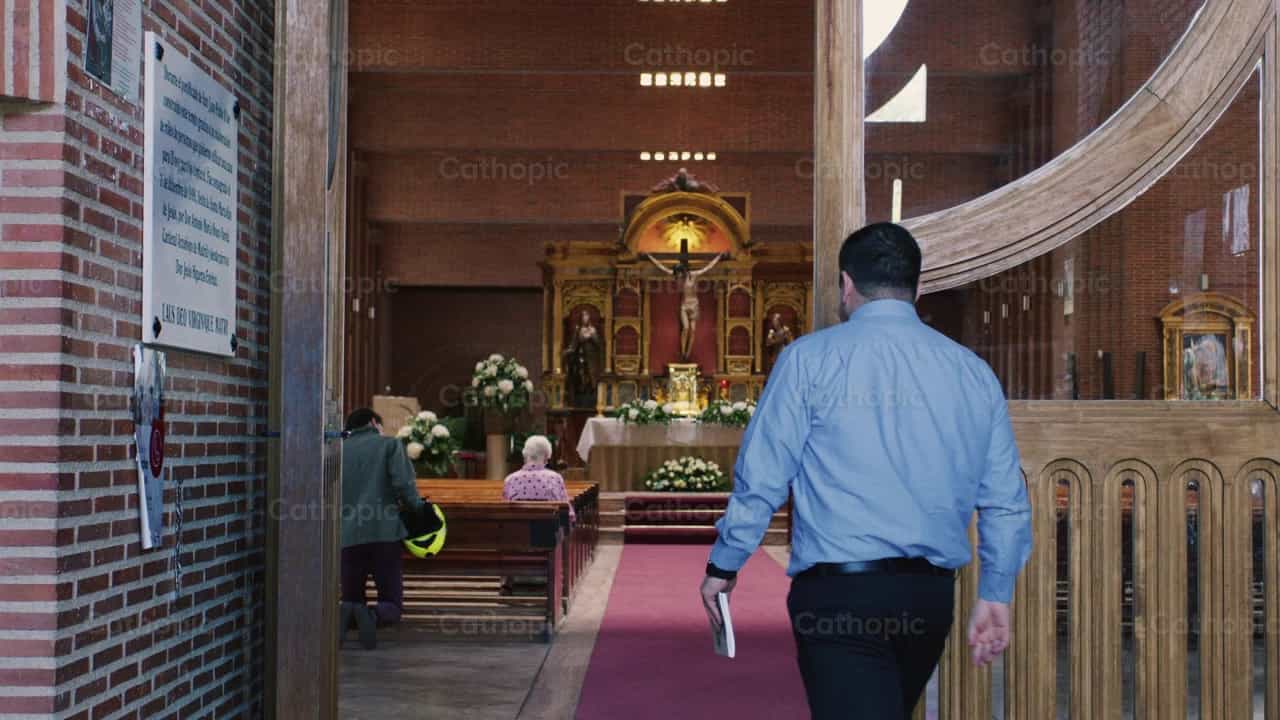 Entrada principal de la Parroquia - Banco de vídeos católicos - Fotografía por Almures Studio