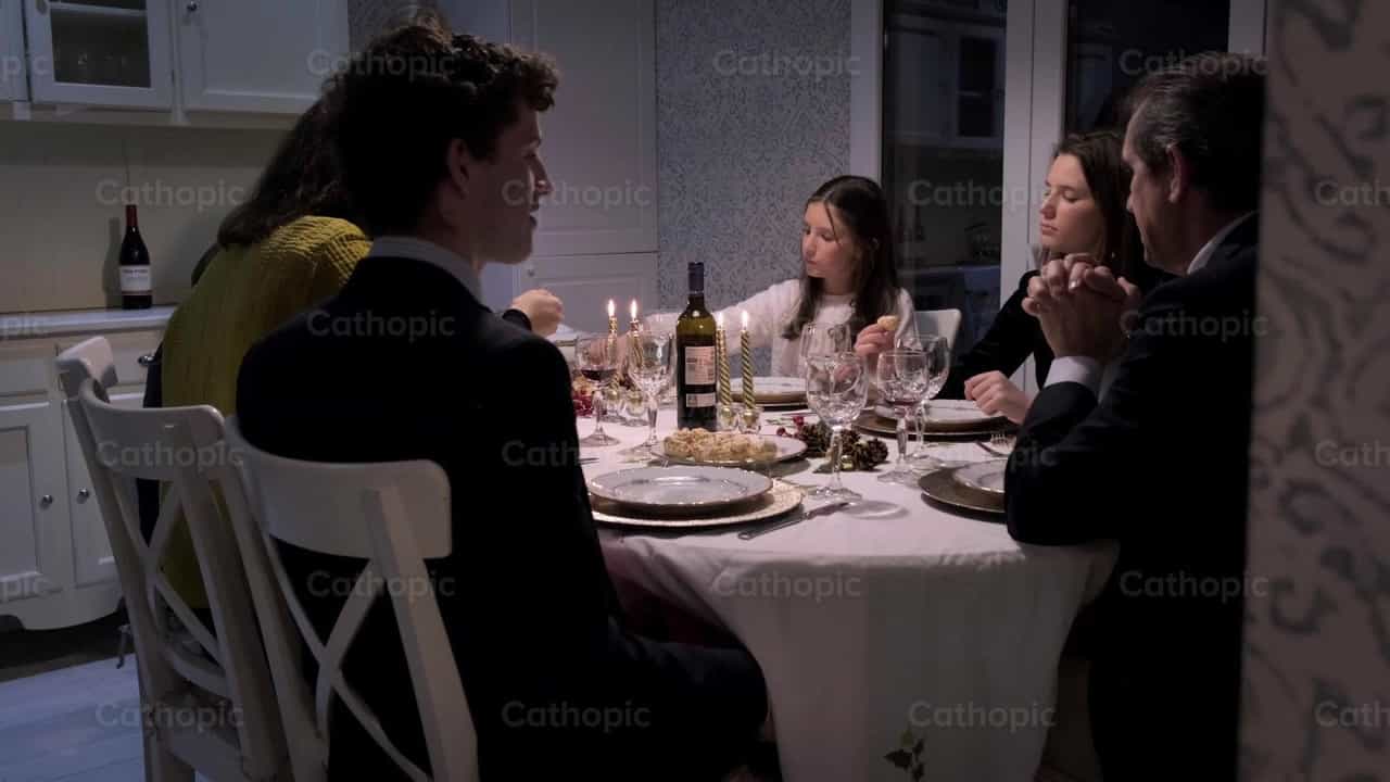 Familia conviviendo en la cena de Navidad - Banco de vídeos católicos - Fotografía por Almures Studio