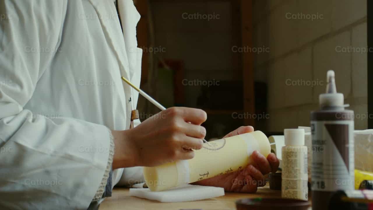 Monja Agustina pintando un Cirio - Banco de vídeos católicos - Fotografía por Almures Studio