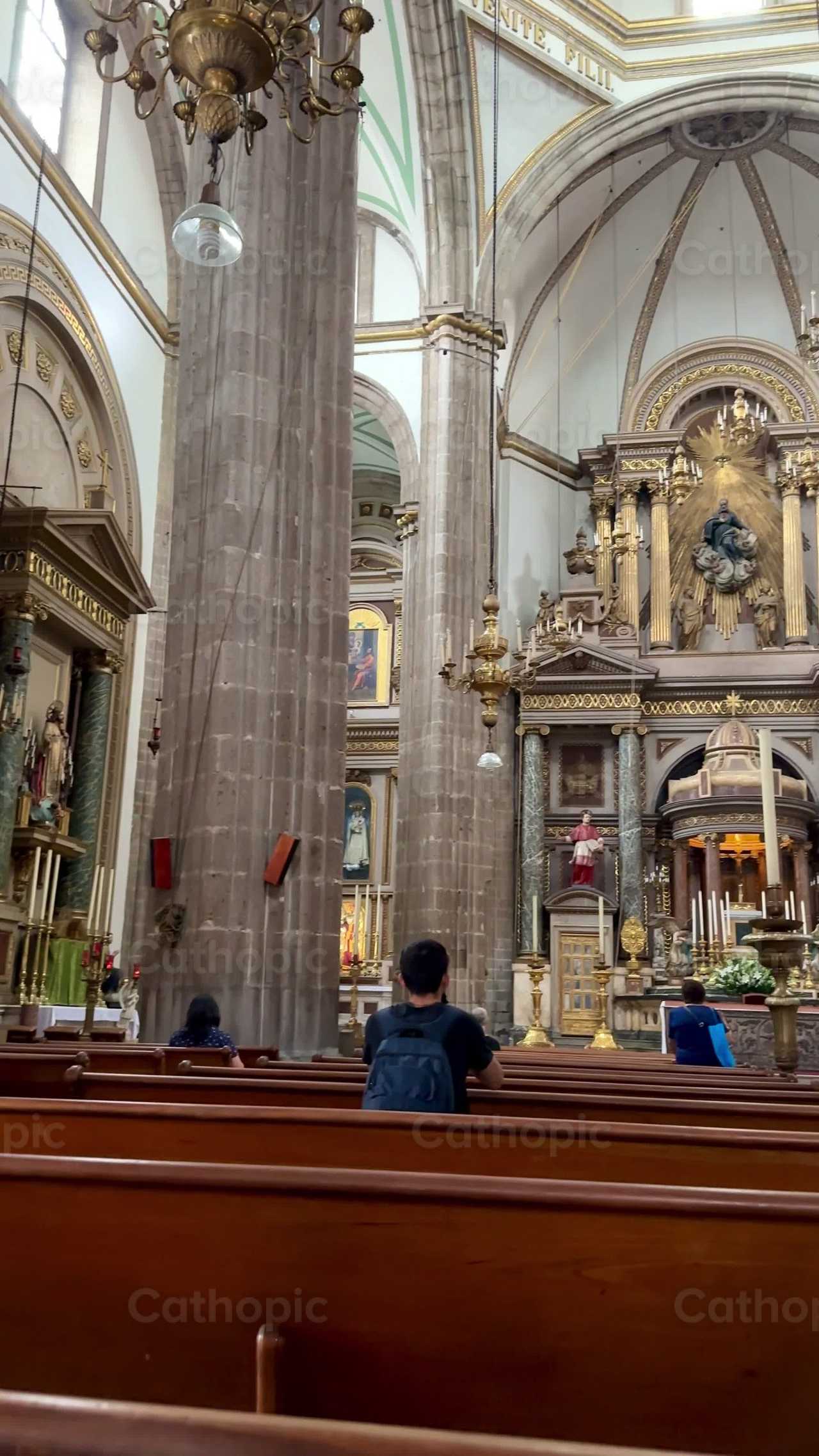 Orando en la iglesia - Banco de vídeos católicos