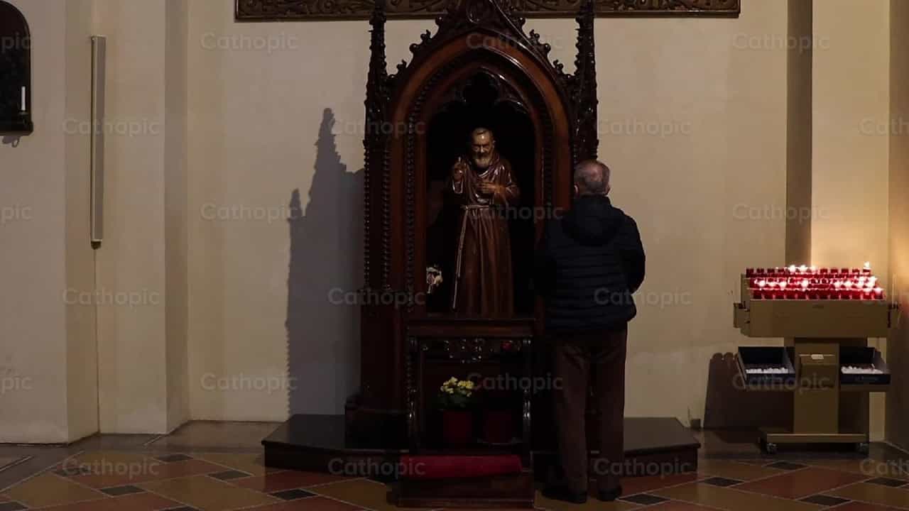 Orando a San Pio - Banco de vídeos católicos