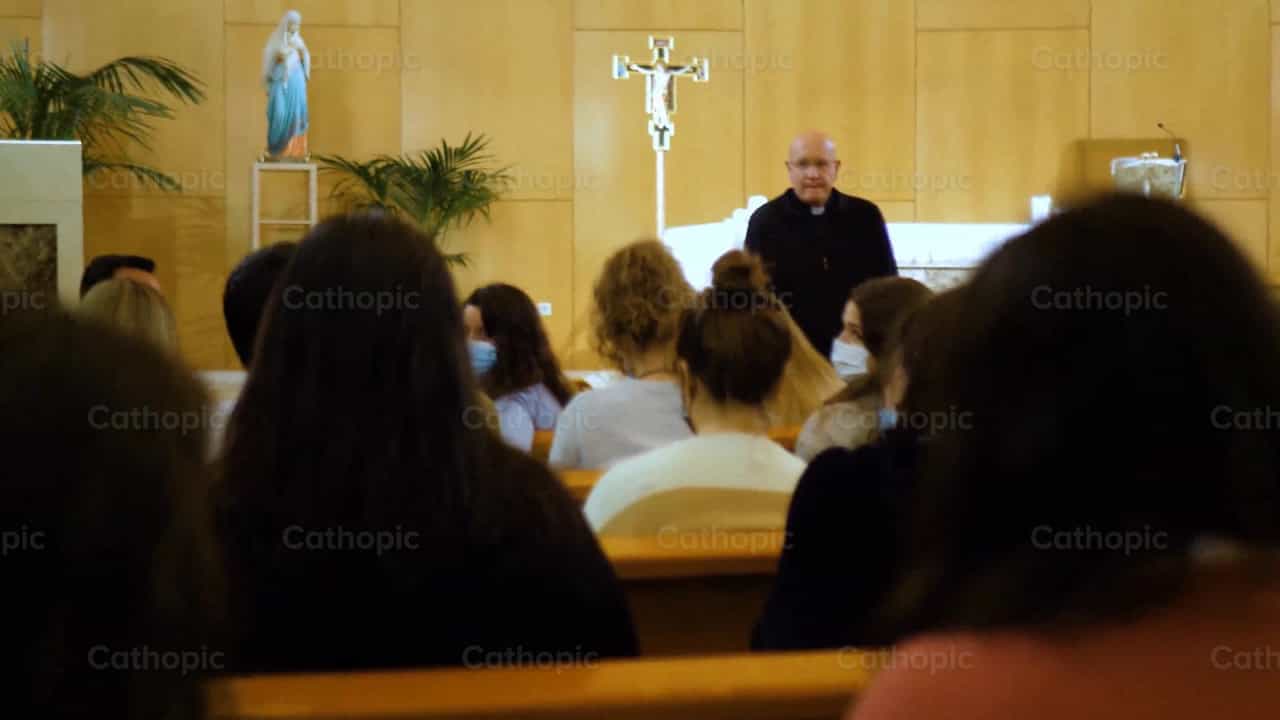 Un sacerdote mayor pronuncia un discurso - Banco de vídeos católicos - Fotografía por Cathopic