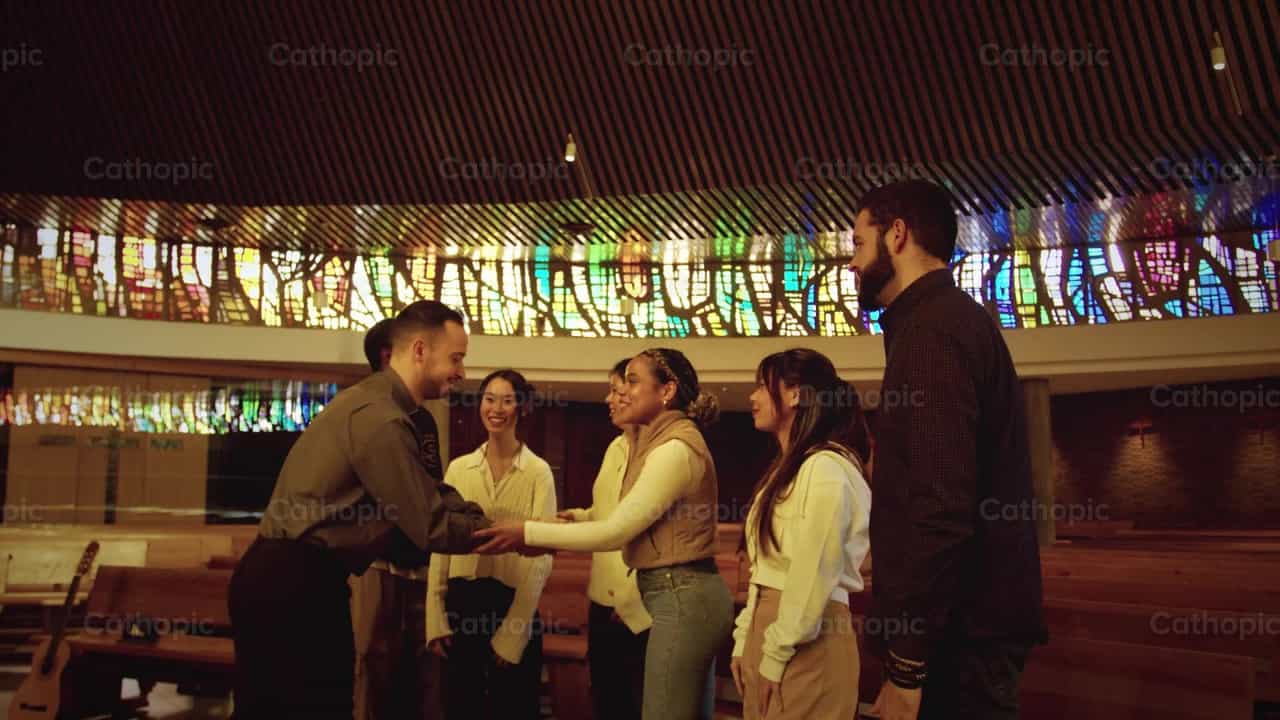Sacerdote y jóvenes en el encuentro multicultural - Banco de vídeos católicos - Fotografía por Almures Studio