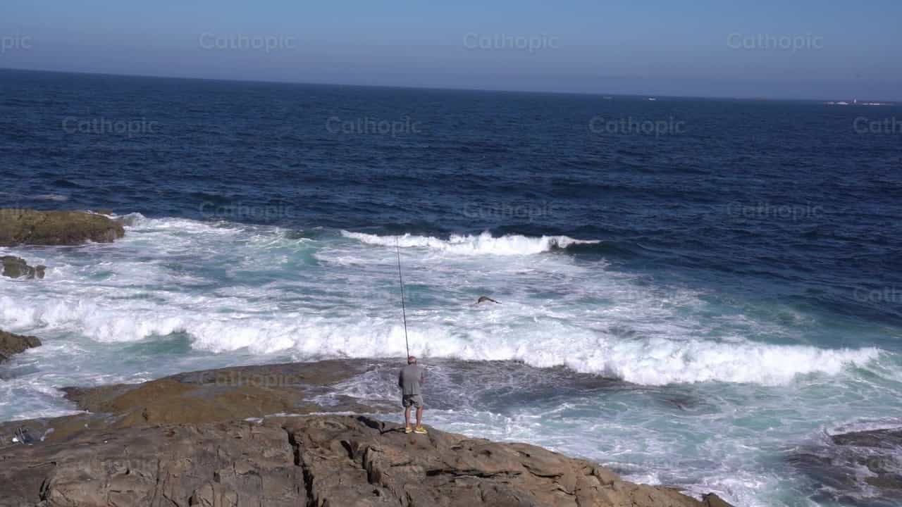 Hombre pescando en el mar - Banco de vídeos católicos