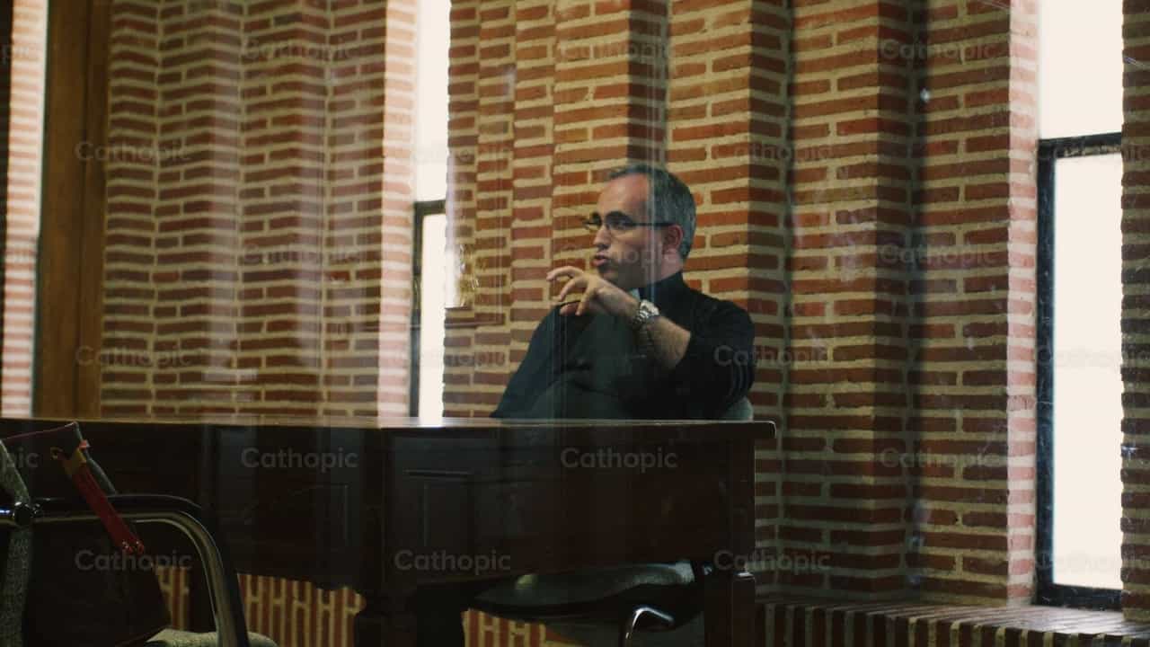 Sacerdote dando direccion espiritual - Banco de vídeos católicos - Fotografía por Almures Studio