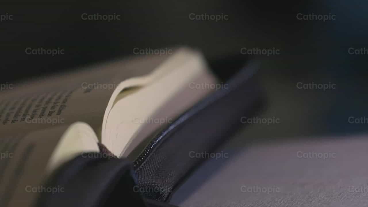 Sagrada Biblia - Banco de vídeos católicos
