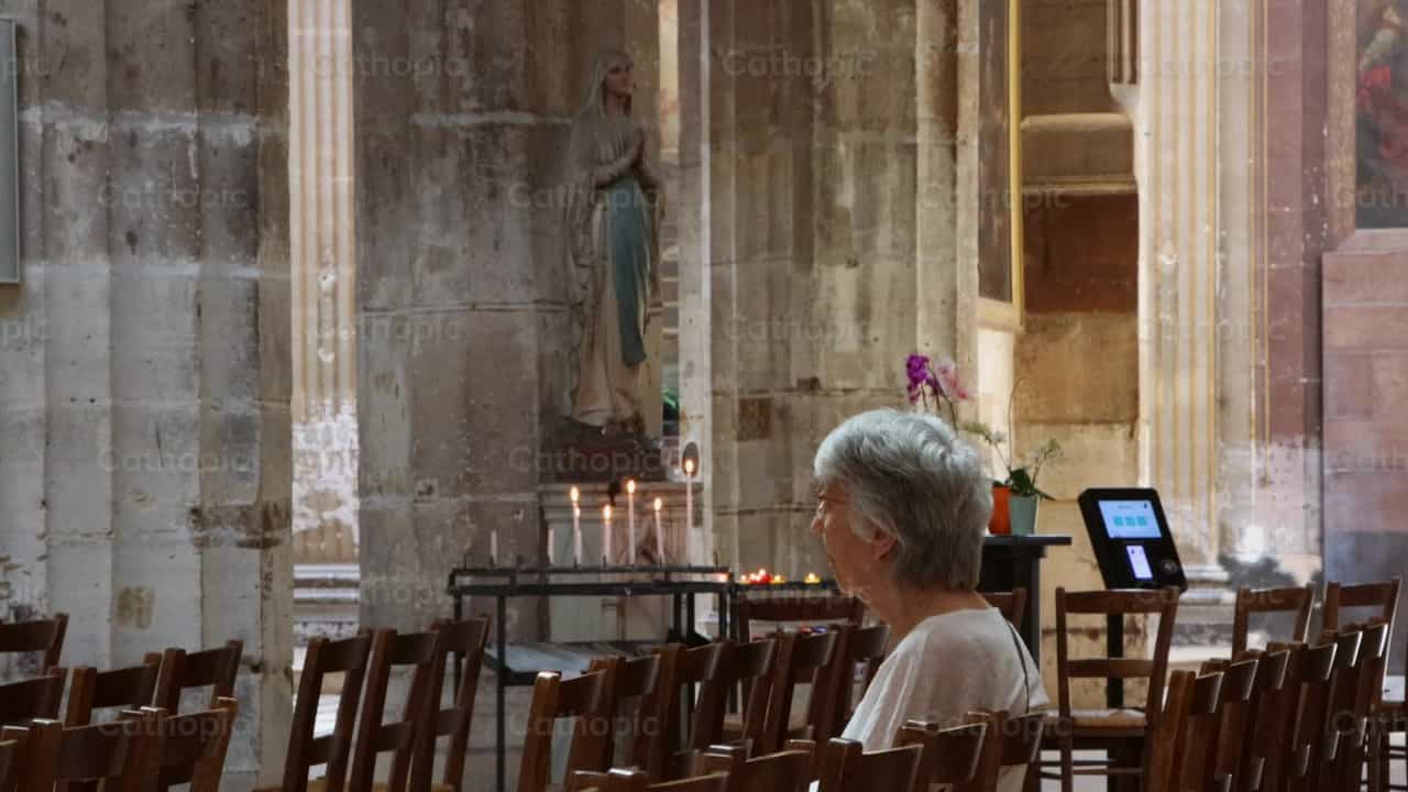 mujer orante - Banco de vídeos católicos - Fotografía por Saul Ibarra