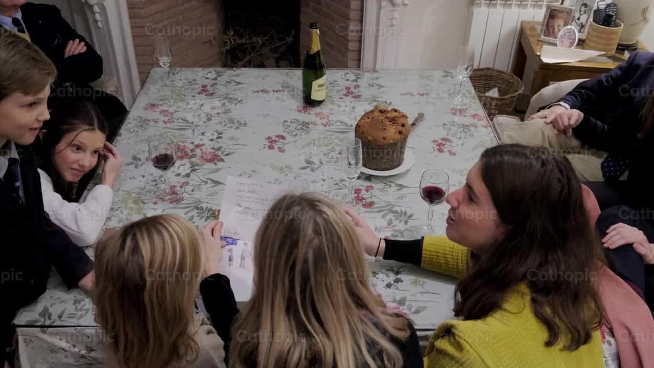 Familia reunida en la cena de Navidad - Banco de vídeos católicos