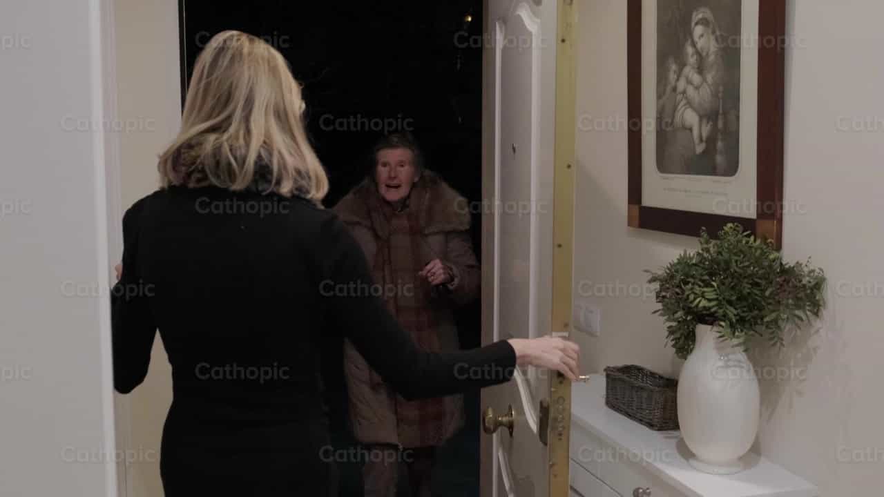 Grootouders ontvangen voor het kerstdiner - Katholieke stockvideo's - Foto door Almures Studio