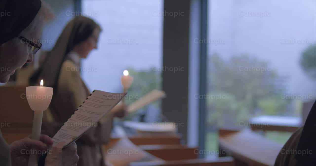 Adoração à Luz de Velas - Vídeos católicos de stock - Foto de Personally Catholic