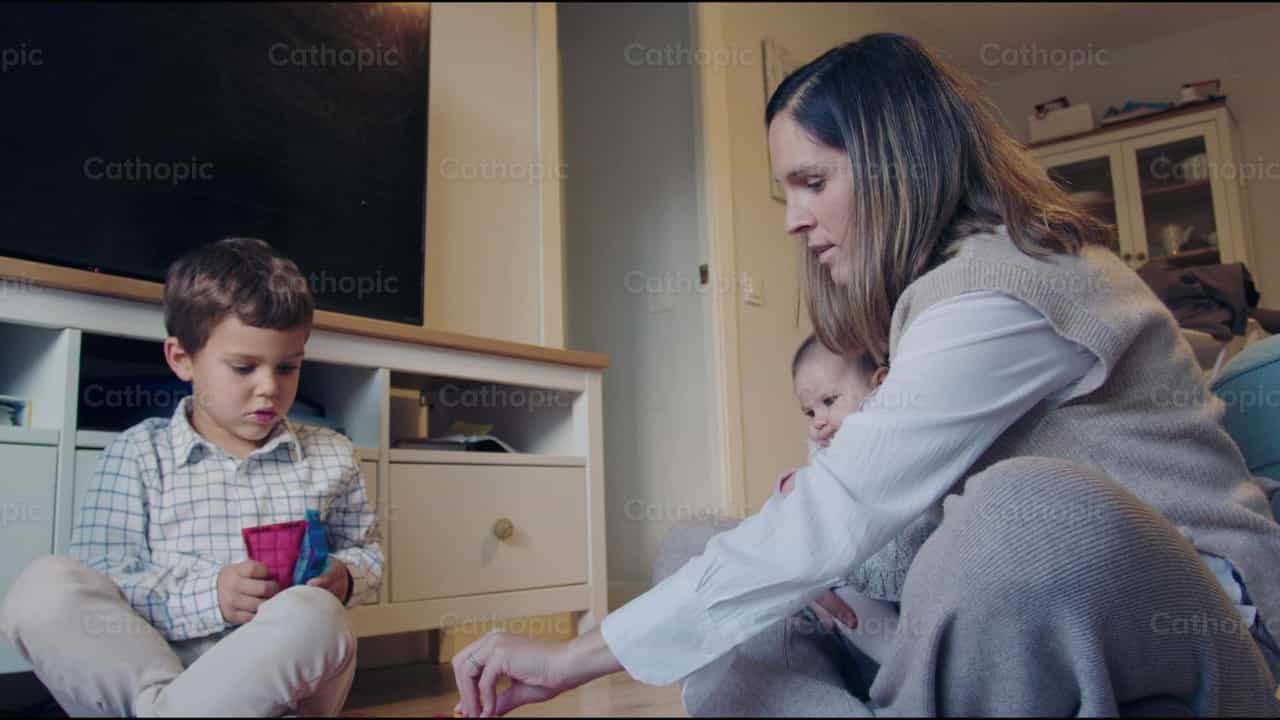 Tarde de juegos en familia - Banco de vídeos católicos - Fotografía por Almures Studio