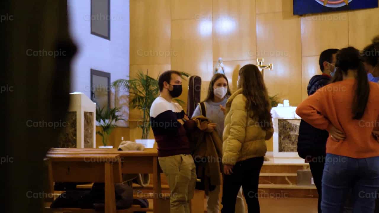 Reunión de jóvenes adultos, toma 1 - Banco de vídeos católicos - Fotografía por Cathopic
