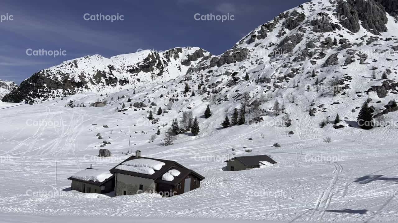 Casas en la montana nevada - Banco de vídeos católicos - Fotografía por Frames Cristianos