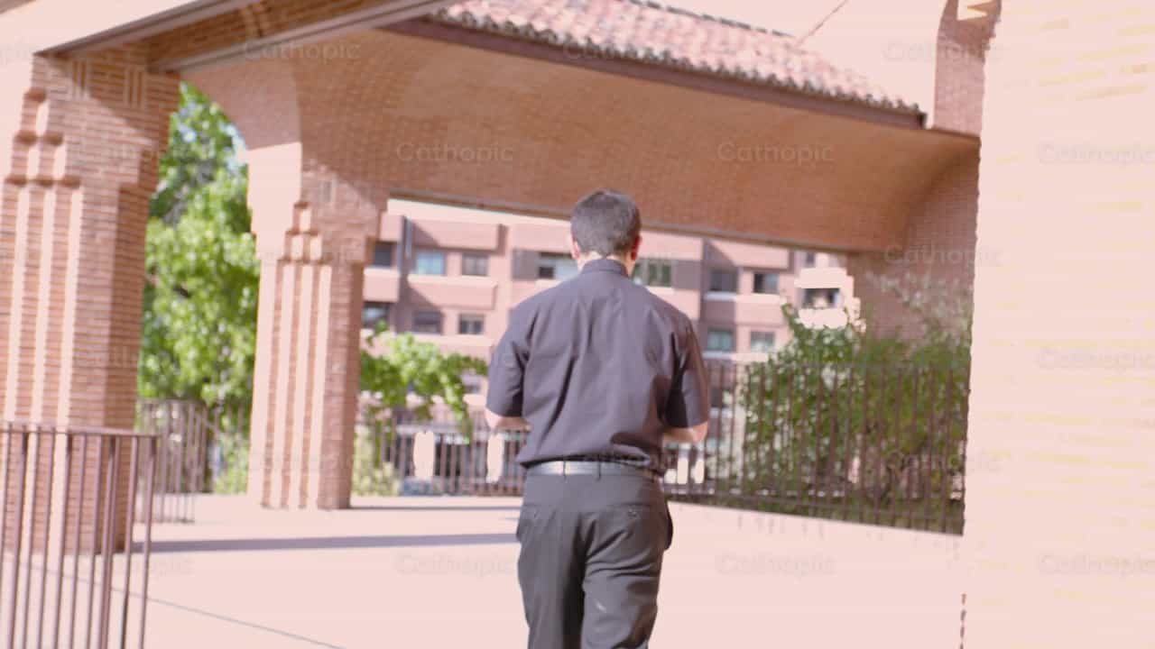 Sacerdote caminando y meditando - Banco de vídeos católicos - Fotografía por Almures Studio