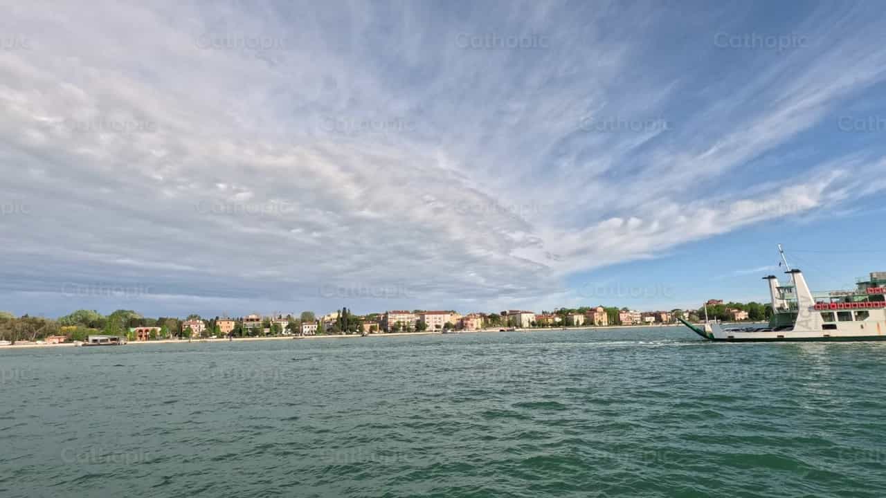 Sky and clouds - Catholic stock videos - Photo by Saul Ibarra
