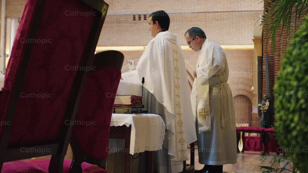 Sacerdote limpiando los vasos sagrados - Banco de vídeos católicos