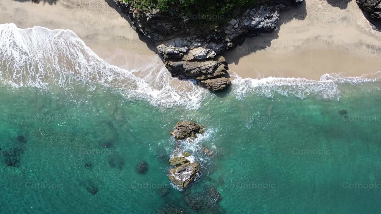 Orilla del mar - Banco de vídeos católicos - Fotografía por Frames Cristianos