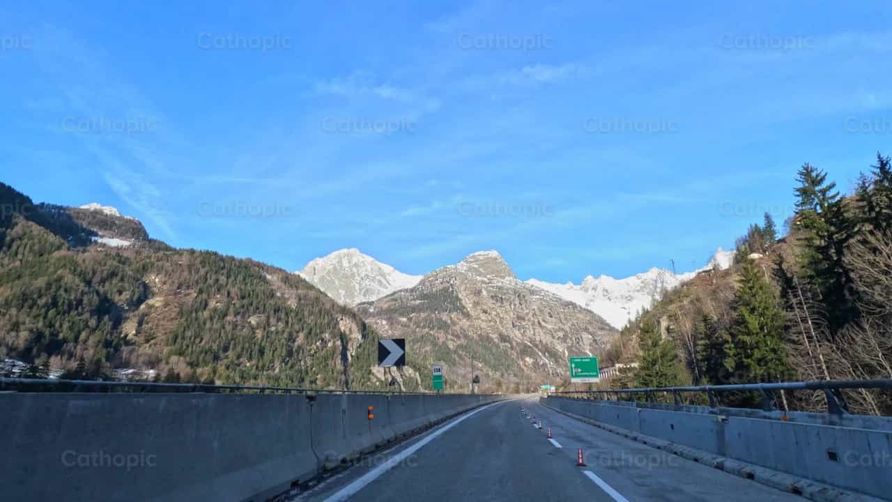 Viaje a la montana - Banco de vídeos católicos - Fotografía por Saul Ibarra
