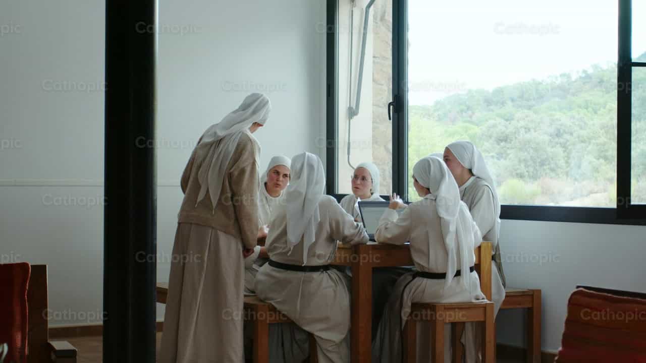 Trabajo en equipo, monjas agustinas - Banco de vídeos católicos - Fotografía por Almures Studio
