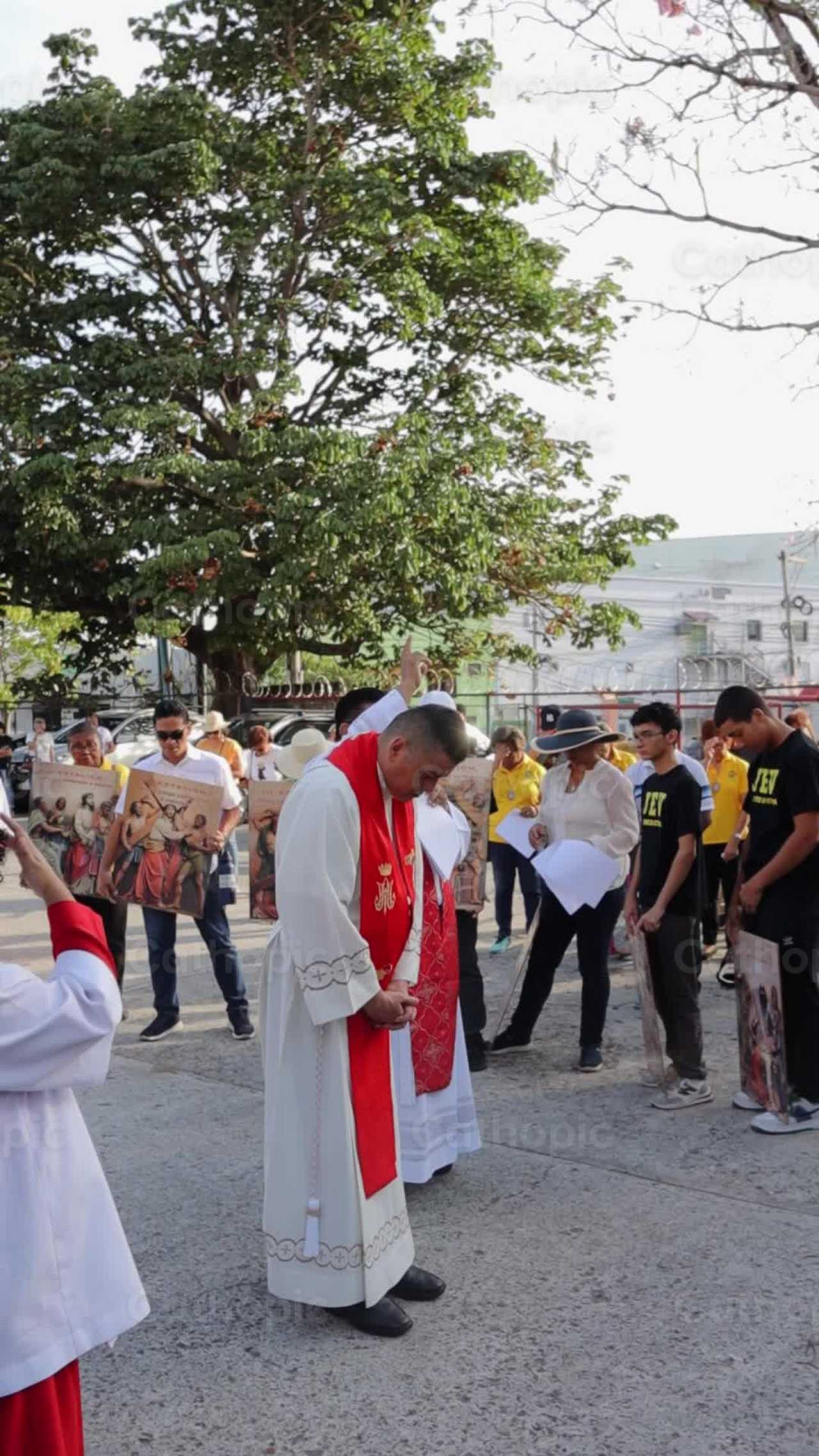 Bendicion del Sacerdote - Banco de vídeos católicos - Fotografía por Leider Mendoza