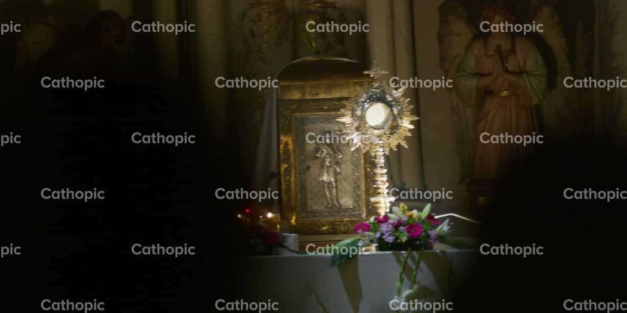 Adoration eucharistique - Vidéos catholiques de stock - Photo de Catholic Stuff