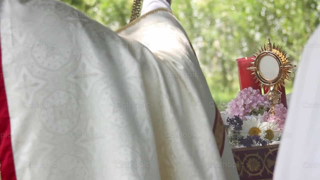 Adoración en el exterior - Banco de vídeos católicos - Fotografía por Catholic Stuff