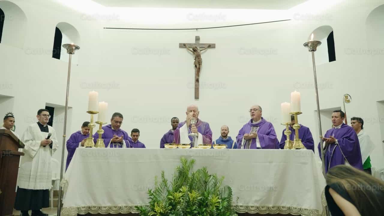 Elevación del Cuerpo de Cristo - Banco de vídeos católicos - Fotografía por Carlos Gaviria