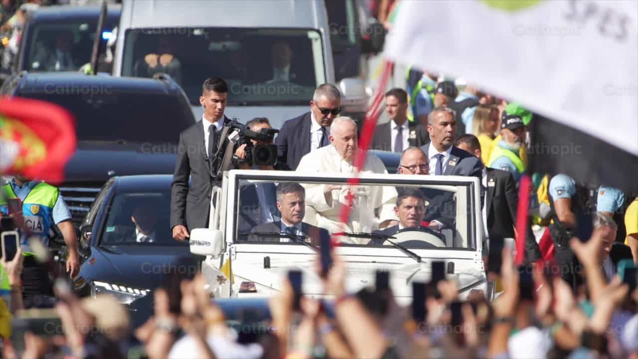 Papa Francisco llegando a Vía Crucis JMJ Lisboa - Banco de vídeos católicos