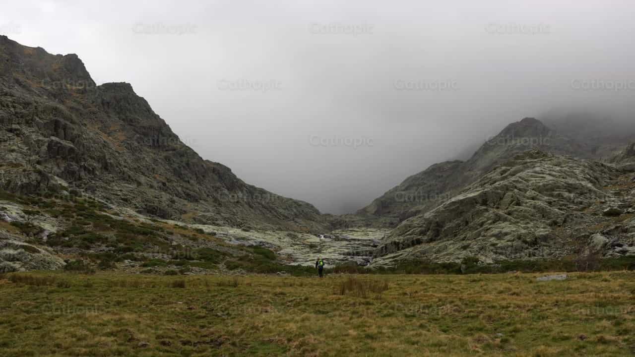 Hombre caminando hacia las montañas - Banco de vídeos católicos - Fotografía por Santiago de la Hoz
