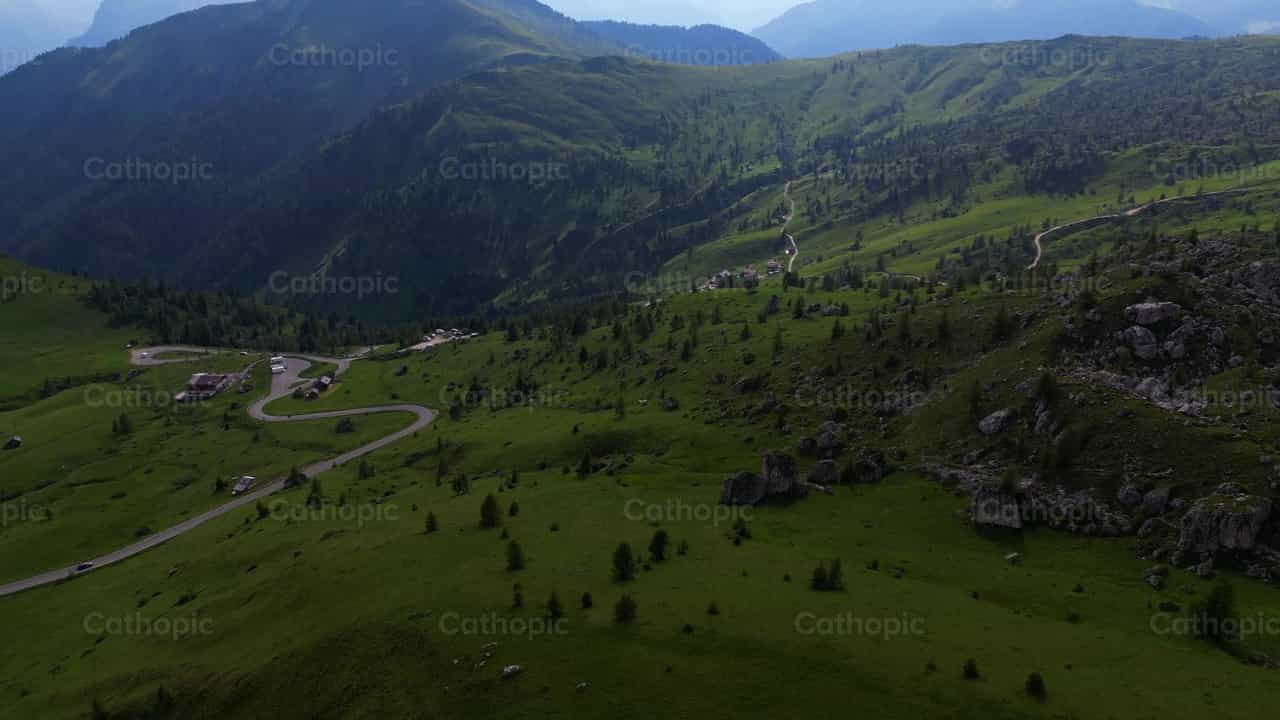 Sendero encamina Dolomitas - Banco de vídeos católicos - Fotografía por Santiago de la Hoz