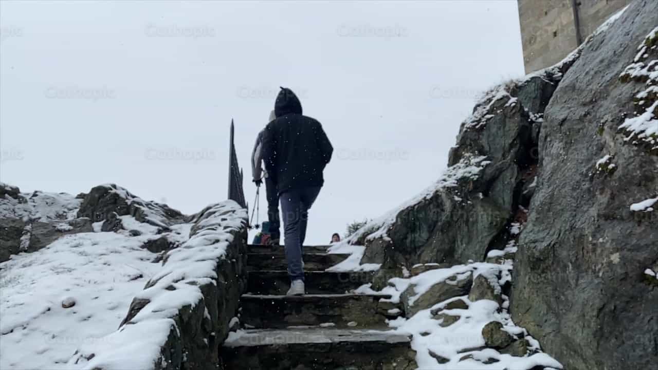 Caminhando na neve - Vídeos católicos de stock - Foto de Saul Ibarra