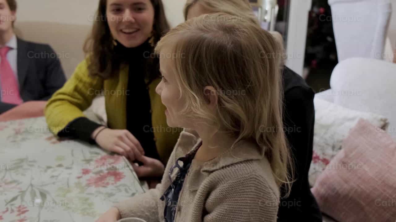 Reunião de família no jantar de Natal - Vídeos católicos de stock