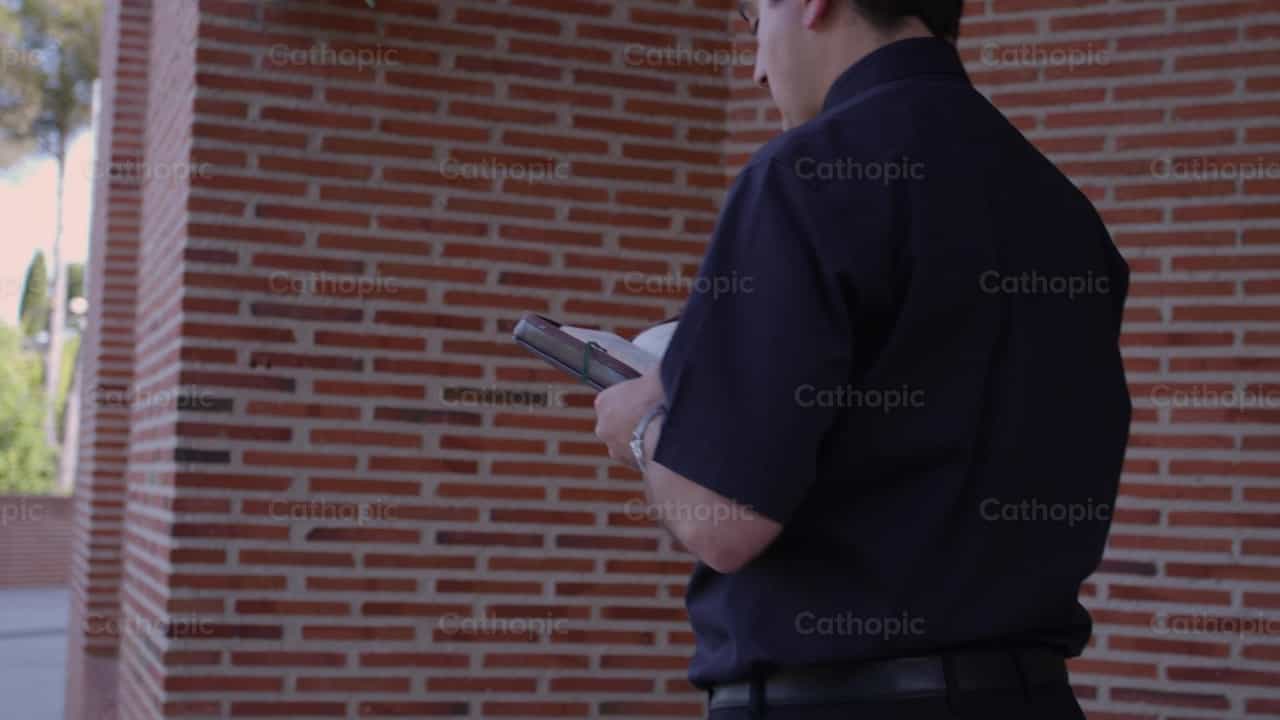 Sacerdote caminando y meditando - Banco de vídeos católicos
