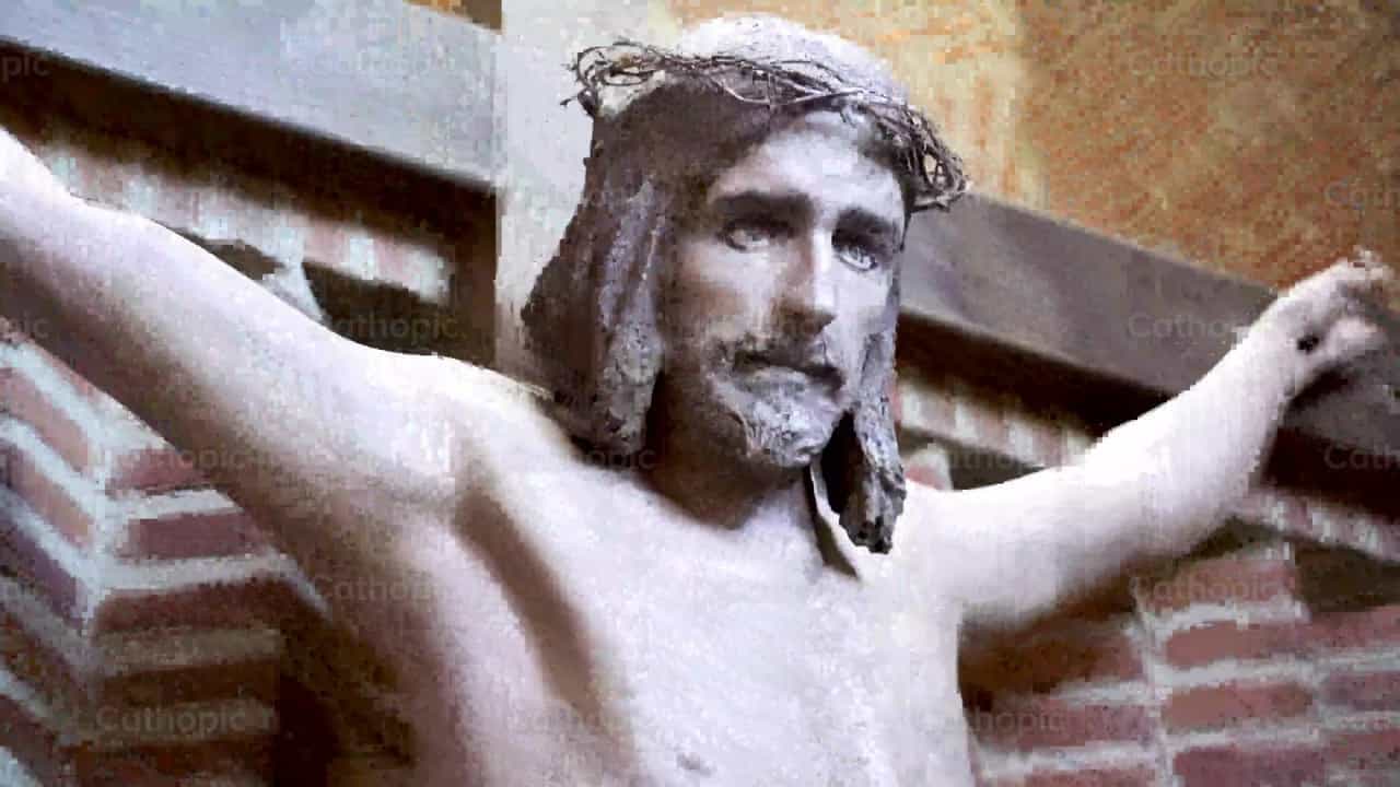 Cristo crucificado, disparado 2 - Banco de vídeos católicos