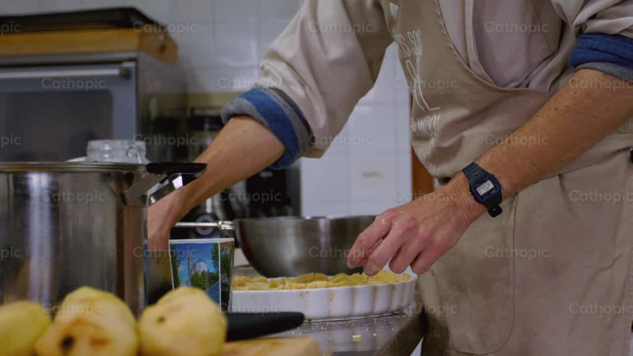 Monges do Verbum Spei preparando comida - Vídeos católicos de stock - Foto de Almures Studio
