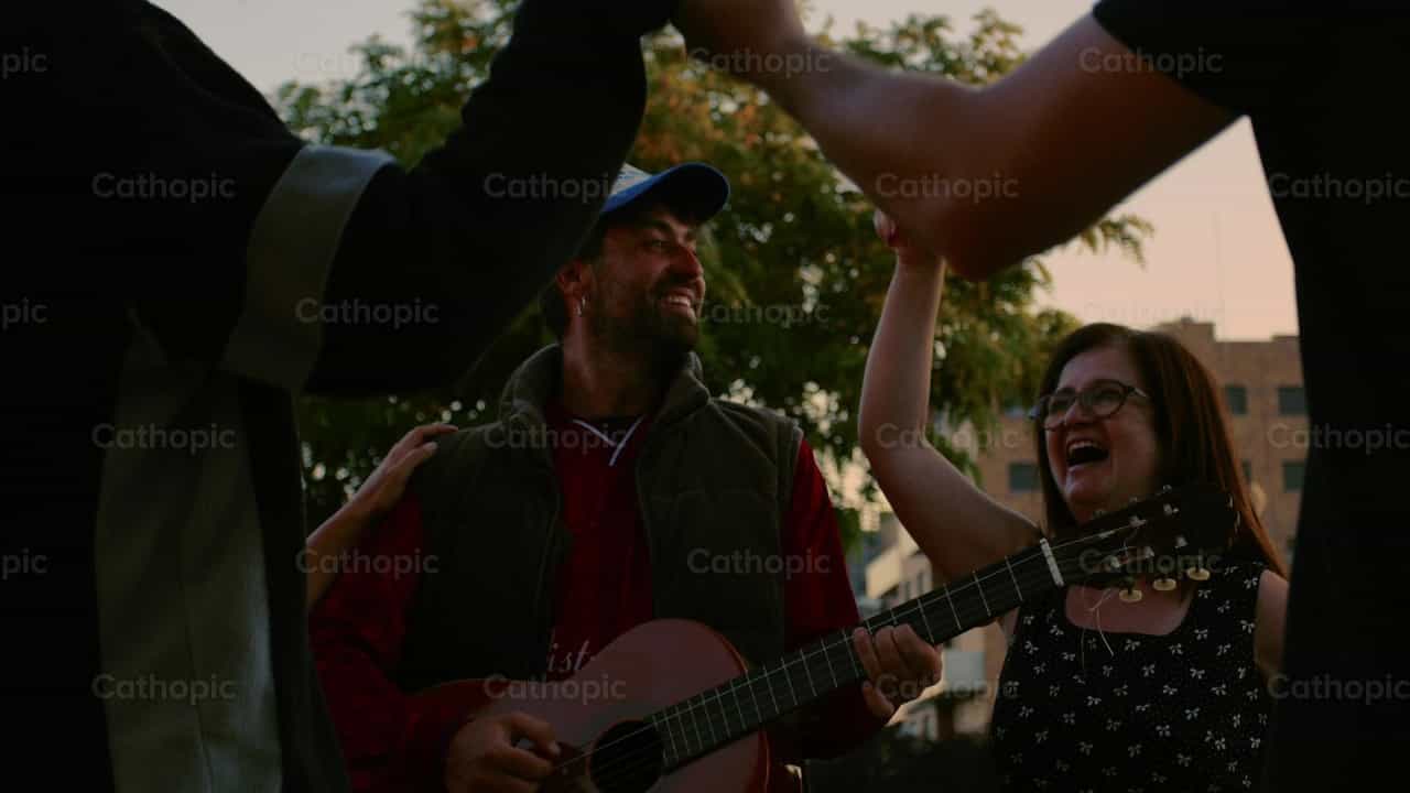 Stai con chi è solo - Video stock cattolici - Foto di Almures Studio