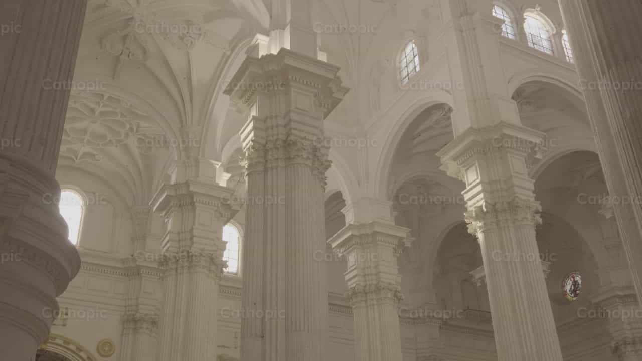 Bóvedas de la Catedral y Columnas - Banco de vídeos católicos