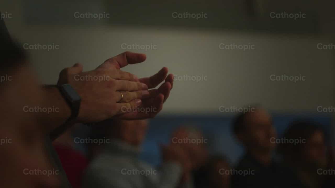 Manos aplaudiendo en adoracion - Banco de vídeos católicos - Fotografía por Almures Studio