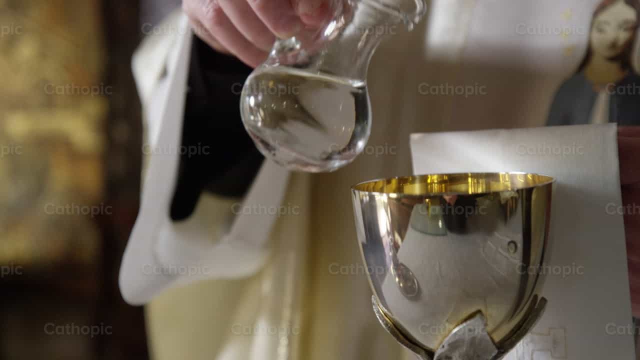 Ofertorio -Acercamiento - Agua - Banco de vídeos católicos