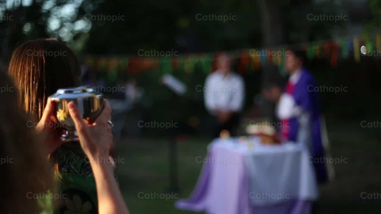 Eucharistische bedienaar - Katholieke stockvideo's - Foto door Agencia Eremo