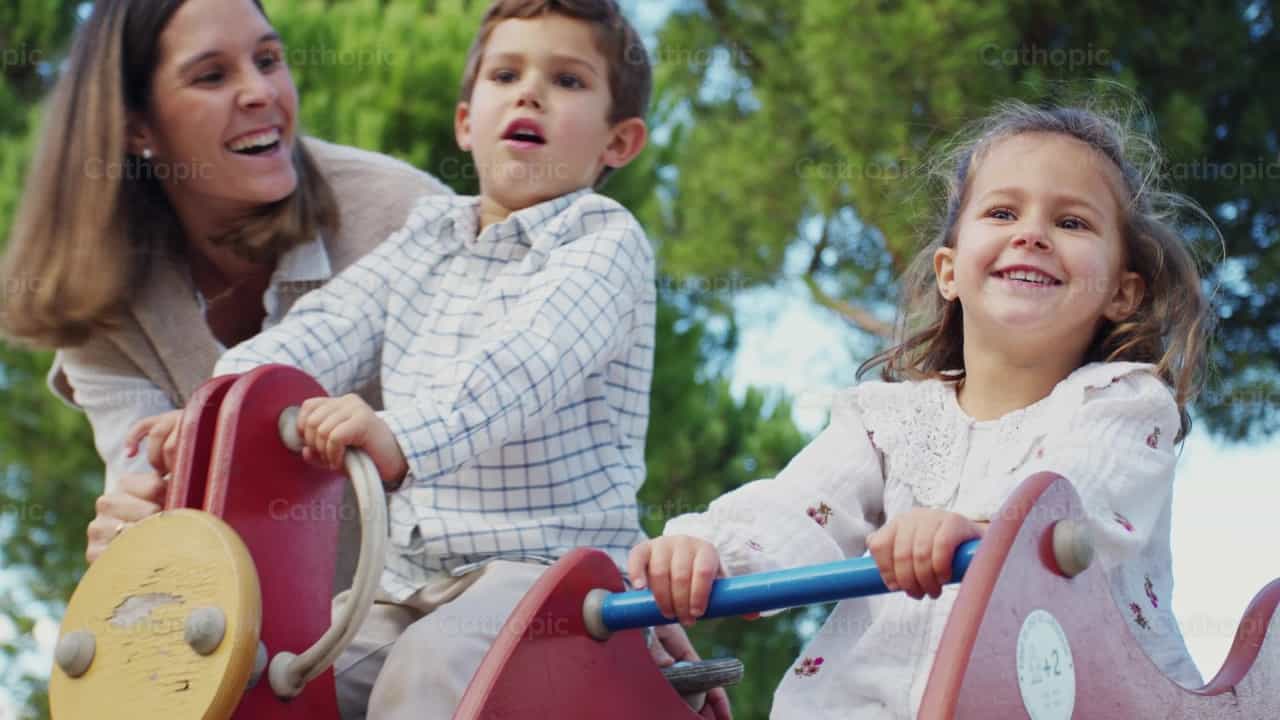 Mamá e hijos jugando en el parque - Banco de vídeos católicos