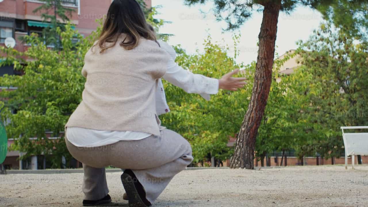 Tierno abrazo de madre e hija - Banco de vídeos católicos - Fotografía por Almures Studio